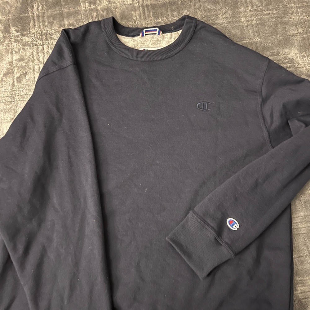 Men’s Champion navy blue sweatshirt